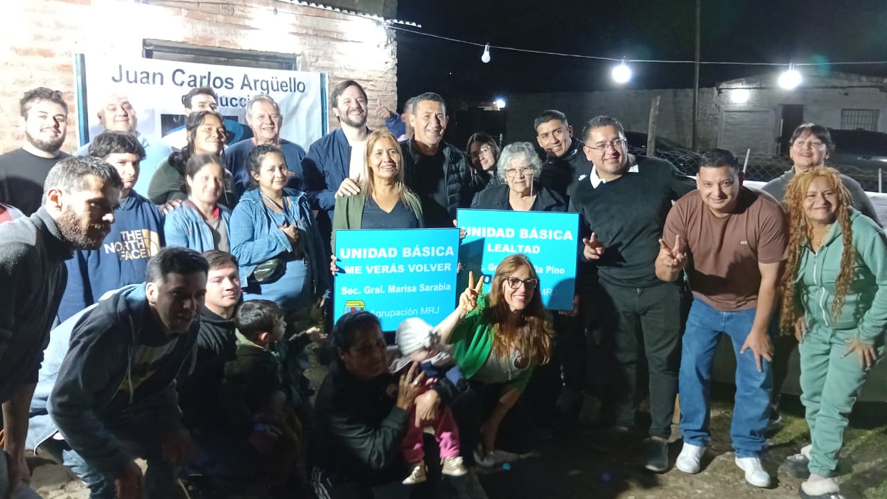 Foto grupal durante la inauguración de la unidad básica Me verás volver