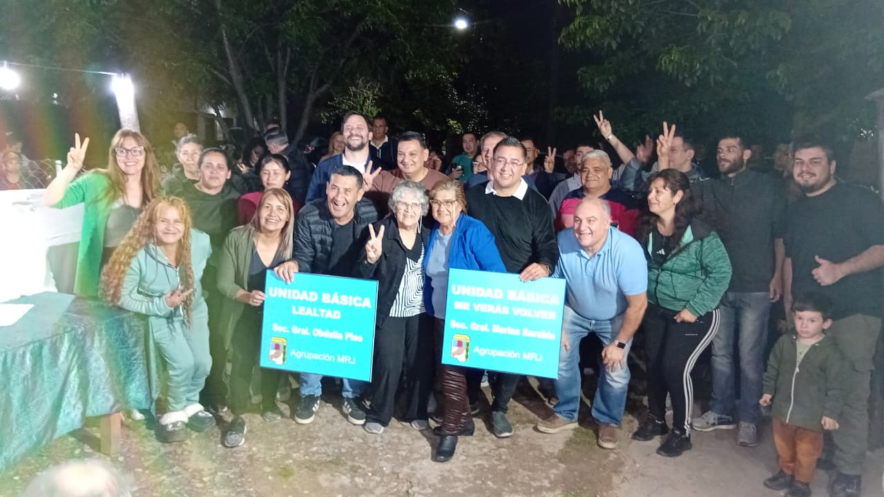 Vecinos y referentes durante la inauguración de las unidades básicas Lealtad y Me verás volver