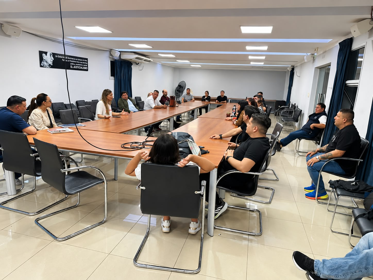 Participantes intercambiando ideas durante la reunión